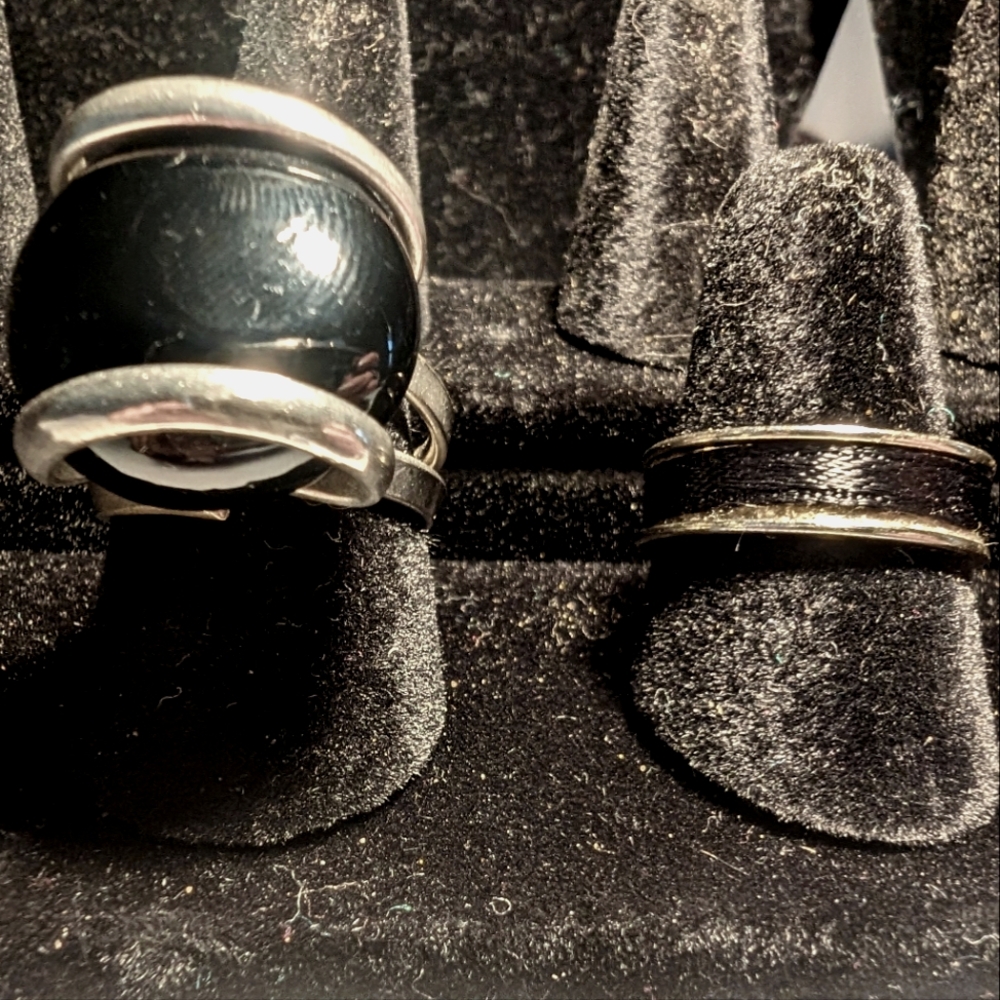Lot 2 black/silver modern contemporary costume rings 6,7‎